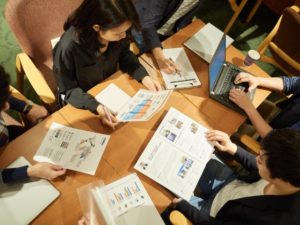 資料を見て会議する人